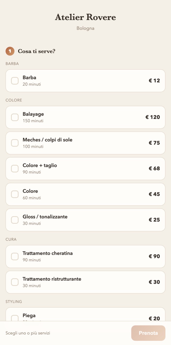La pagina di prenotazione sul telefono, con l'elenco dei servizi e i prezzi